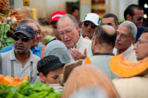 Mustapha Ben Jaafar, secrétaire général et leader du parti démocrate le Forum démocratique pour le travail et les libertés (FDTL) en campagne électoral et la rencontre des citoyens au marché central de Tunis la dernière semaine de ramadan.
