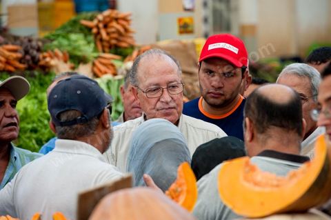 Mustapha Ben Jaafar, secrétaire général et leader du parti démocrate le Forum démocratique pour le travail et les libertés (FDTL) en campagne électoral et la rencontre des citoyens au marché central de Tunis la dernière semaine de ramadan.