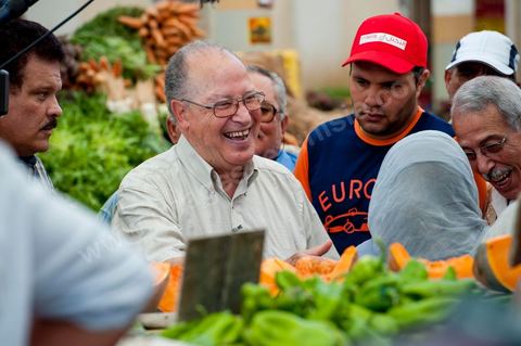Mustapha Ben Jaafar, secrétaire général et leader du parti démocrate le Forum démocratique pour le travail et les libertés (FDTL) en campagne électoral et la rencontre des citoyens au marché central de Tunis la dernière semaine de ramadan.