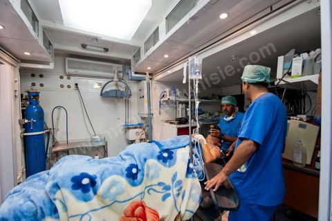 Dans les camions d'unité mobile, un libyen, rapatrié par mer, vient d'être soigné dans le bloc opératoire, dansle camp militaire medical tunisien à 10 km du  poste frontalier de Ras Jedir