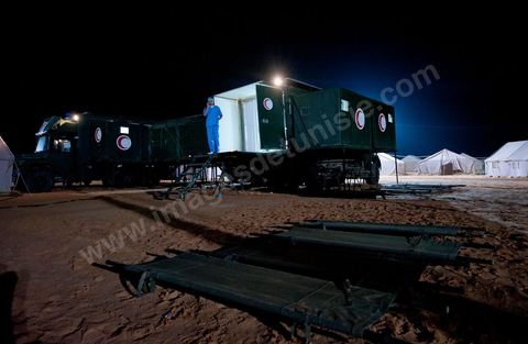 Dans les camions d'unité mobile medicale, dans le camp militaire medical tunisien à 10 km du  poste frontalier de Ras Jedir