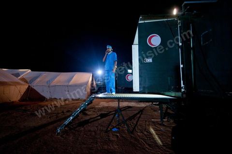 Dans les camions d'unité mobile medicale, dans le camp militaire medical tunisien à 10 km du  poste frontalier de Ras Jedir