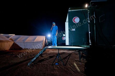 Dans les camions d'unité mobile medicale, dans le camp militaire medical tunisien à 10 km du  poste frontalier de Ras Jedir