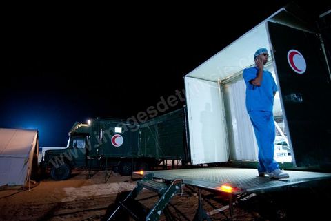 Dans les camions d'unité mobile medicale, dans le camp militaire medical tunisien à 10 km du  poste frontalier de Ras Jedir