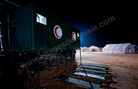 Dans les camions d'unité mobile medicale, dans le camp militaire medical tunisien à 10 km du  poste frontalier de Ras Jedir