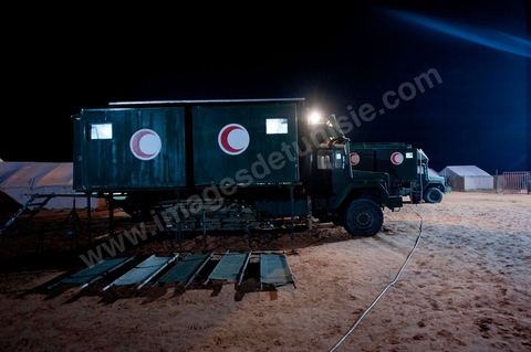 Dans les camions d'unité mobile medicale, dans le camp militaire medical tunisien à 10 km du  poste frontalier de Ras Jedir