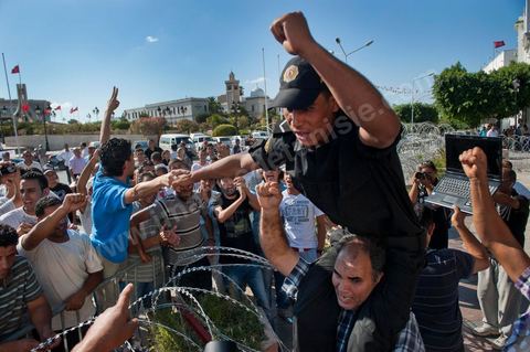 6 septembre 2011 : place la Kasbah, les policiers manifestent et investissent la place du Gouvernement pour une manifestation et un sit in. Les policiers s'introduiront jusque dans le Premier Ministère demandant au premier ministre de transition, M. Béji Caïd Essebsi, de s'excuser pour les propos du matin lors de son allocution à la presse où il demande la dissolution des syndicats des forces de l'ordre. Dans un discours au peuple tunisien, le premier ministre a annoncé, à cet effet, une série de décisions sécuritaires, particulièrement l'application rigoureuse de l'état d'urgence en vigueur depuis la révolution du 14 janvier.Le gouvernement, a-t-il dit, "ne tolèrera plus les pratiques qui risquent de paralyser le quotidien des tunisiens, tels que le blocage des routes, l'attaque des postes de police et des établissements souverains dans les régions et l'agression des forces de sécurité et de l'armée nationales."Le Premier ministre a annoncé, dans ce contexte, la suspension de toute activité syndicale des forces de sécurité et la dissolution de leur syndicat. Il s'est dit étonné du contenu du communiqué rendu public par l'Union des syndicats des forces de sécurité intérieure, qui, a-t-il précisé, porte "des insinuations à la rébellion".