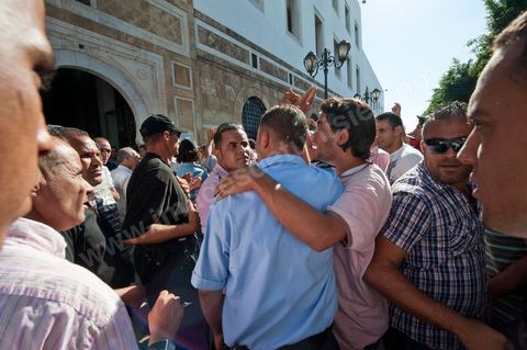 6 septembre 2011 : place la Kasbah, les policiers manifestent et investissent la place du Gouvernement pour une manifestation et un sit in. Les policiers s'introduiront jusque dans le Premier Ministère demandant au premier ministre de transition, M. Béji Caïd Essebsi, de s'excuser pour les propos du matin lors de son allocution à la presse où il demande la dissolution des syndicats des forces de l'ordre. Dans un discours au peuple tunisien, le premier ministre a annoncé, à cet effet, une série de décisions sécuritaires, particulièrement l'application rigoureuse de l'état d'urgence en vigueur depuis la révolution du 14 janvier.Le gouvernement, a-t-il dit, "ne tolèrera plus les pratiques qui risquent de paralyser le quotidien des tunisiens, tels que le blocage des routes, l'attaque des postes de police et des établissements souverains dans les régions et l'agression des forces de sécurité et de l'armée nationales."Le Premier ministre a annoncé, dans ce contexte, la suspension de toute activité syndicale des forces de sécurité et la dissolution de leur syndicat. Il s'est dit étonné du contenu du communiqué rendu public par l'Union des syndicats des forces de sécurité intérieure, qui, a-t-il précisé, porte "des insinuations à la rébellion".