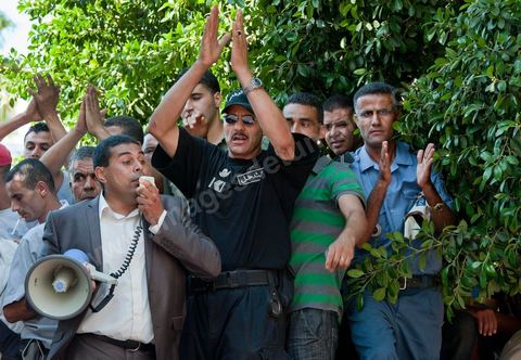 6 septembre 2011 : place la Kasbah, les policiers manifestent et investissent la place du Gouvernement pour une manifestation et un sit in. Les policiers s'introduiront jusque dans le Premier Ministère demandant au premier ministre de transition, M. Béji Caïd Essebsi, de s'excuser pour les propos du matin lors de son allocution à la presse où il demande la dissolution des syndicats des forces de l'ordre. Dans un discours au peuple tunisien, le premier ministre a annoncé, à cet effet, une série de décisions sécuritaires, particulièrement l'application rigoureuse de l'état d'urgence en vigueur depuis la révolution du 14 janvier.Le gouvernement, a-t-il dit, "ne tolèrera plus les pratiques qui risquent de paralyser le quotidien des tunisiens, tels que le blocage des routes, l'attaque des postes de police et des établissements souverains dans les régions et l'agression des forces de sécurité et de l'armée nationales."Le Premier ministre a annoncé, dans ce contexte, la suspension de toute activité syndicale des forces de sécurité et la dissolution de leur syndicat. Il s'est dit étonné du contenu du communiqué rendu public par l'Union des syndicats des forces de sécurité intérieure, qui, a-t-il précisé, porte "des insinuations à la rébellion".