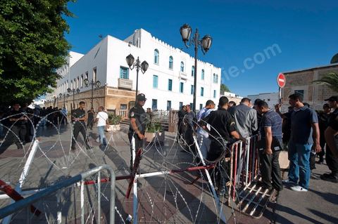 6 septembre 2011 : place la Kasbah, les policiers manifestent et investissent la place du Gouvernement pour une manifestation et un sit in. Les policiers s'introduiront jusque dans le Premier Ministère demandant au premier ministre de transition, M. Béji Caïd Essebsi, de s'excuser pour les propos du matin lors de son allocution à la presse où il demande la dissolution des syndicats des forces de l'ordre. Dans un discours au peuple tunisien, le premier ministre a annoncé, à cet effet, une série de décisions sécuritaires, particulièrement l'application rigoureuse de l'état d'urgence en vigueur depuis la révolution du 14 janvier.Le gouvernement, a-t-il dit, "ne tolèrera plus les pratiques qui risquent de paralyser le quotidien des tunisiens, tels que le blocage des routes, l'attaque des postes de police et des établissements souverains dans les régions et l'agression des forces de sécurité et de l'armée nationales."Le Premier ministre a annoncé, dans ce contexte, la suspension de toute activité syndicale des forces de sécurité et la dissolution de leur syndicat. Il s'est dit étonné du contenu du communiqué rendu public par l'Union des syndicats des forces de sécurité intérieure, qui, a-t-il précisé, porte "des insinuations à la rébellion".