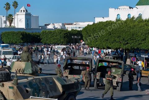 6 septembre 2011 : place la Kasbah, les policiers manifestent et investissent la place du Gouvernement pour une manifestation et un sit in. Les policiers s'introduiront jusque dans le Premier Ministère demandant au premier ministre de transition, M. Béji Caïd Essebsi, de s'excuser pour les propos du matin lors de son allocution à la presse où il demande la dissolution des syndicats des forces de l'ordre. Dans un discours au peuple tunisien, le premier ministre a annoncé, à cet effet, une série de décisions sécuritaires, particulièrement l'application rigoureuse de l'état d'urgence en vigueur depuis la révolution du 14 janvier.Le gouvernement, a-t-il dit, "ne tolèrera plus les pratiques qui risquent de paralyser le quotidien des tunisiens, tels que le blocage des routes, l'attaque des postes de police et des établissements souverains dans les régions et l'agression des forces de sécurité et de l'armée nationales."Le Premier ministre a annoncé, dans ce contexte, la suspension de toute activité syndicale des forces de sécurité et la dissolution de leur syndicat. Il s'est dit étonné du contenu du communiqué rendu public par l'Union des syndicats des forces de sécurité intérieure, qui, a-t-il précisé, porte "des insinuations à la rébellion".