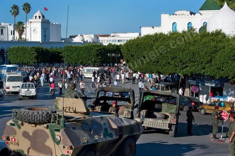 6 septembre 2011 : place la Kasbah, les policiers manifestent et investissent la place du Gouvernement pour une manifestation et un sit in. Les policiers s'introduiront jusque dans le Premier Ministère demandant au premier ministre de transition, M. Béji Caïd Essebsi, de s'excuser pour les propos du matin lors de son allocution à la presse où il demande la dissolution des syndicats des forces de l'ordre. Dans un discours au peuple tunisien, le premier ministre a annoncé, à cet effet, une série de décisions sécuritaires, particulièrement l'application rigoureuse de l'état d'urgence en vigueur depuis la révolution du 14 janvier.Le gouvernement, a-t-il dit, "ne tolèrera plus les pratiques qui risquent de paralyser le quotidien des tunisiens, tels que le blocage des routes, l'attaque des postes de police et des établissements souverains dans les régions et l'agression des forces de sécurité et de l'armée nationales."Le Premier ministre a annoncé, dans ce contexte, la suspension de toute activité syndicale des forces de sécurité et la dissolution de leur syndicat. Il s'est dit étonné du contenu du communiqué rendu public par l'Union des syndicats des forces de sécurité intérieure, qui, a-t-il précisé, porte "des insinuations à la rébellion".