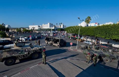 6 septembre 2011 : place la Kasbah, les policiers manifestent et investissent la place du Gouvernement pour une manifestation et un sit in. Les policiers s'introduiront jusque dans le Premier Ministère demandant au premier ministre de transition, M. Béji Caïd Essebsi, de s'excuser pour les propos du matin lors de son allocution à la presse où il demande la dissolution des syndicats des forces de l'ordre. Dans un discours au peuple tunisien, le premier ministre a annoncé, à cet effet, une série de décisions sécuritaires, particulièrement l'application rigoureuse de l'état d'urgence en vigueur depuis la révolution du 14 janvier.Le gouvernement, a-t-il dit, "ne tolèrera plus les pratiques qui risquent de paralyser le quotidien des tunisiens, tels que le blocage des routes, l'attaque des postes de police et des établissements souverains dans les régions et l'agression des forces de sécurité et de l'armée nationales."Le Premier ministre a annoncé, dans ce contexte, la suspension de toute activité syndicale des forces de sécurité et la dissolution de leur syndicat. Il s'est dit étonné du contenu du communiqué rendu public par l'Union des syndicats des forces de sécurité intérieure, qui, a-t-il précisé, porte "des insinuations à la rébellion".