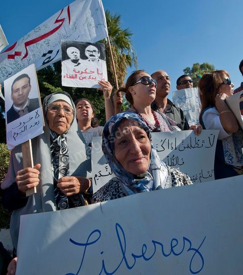 22 septembre : la famille de Samir, sa femme Leila et sa mère Rafia devant le Tribunal Militaire de Tunis, un grand rassemblement de soutien pour Samir Feriani pour son procès en cours. Il est decidé par le tribunal militaire en fin de matinée de la libération provisoire de Samir Feriani malgré les lourdes accusations. Samir Feriani est un policier tunisien, incarcéré depuis fin mai pour avoir affirmé que des "criminels de Ben Ali" oeuvraient toujours au ministère de l'Intérieur. A l'issue de la première audience de son procès pour "atteinte à la sûreté de l'Etat" devant le tribunal militaire de Tunis, Samir Feriani, 44 ans, a été remis en liberté provisoire et le procès ajourné au 29 septembre. Cette décision a été saluée par une explosion de joie des dizaines de proches et sympathisants qui s'étaient rassemblés dès le matin devant le tribunal. Ses proches, dont ses trois enfants, étaient en larmes, et sa tante s'est évanouie. "C'est une victoire pour les droits de l'homme, pour la liberté d'expression et pour toute la Tunisie", a déclaré Leila Feriani, l'épouse de l'officier.
