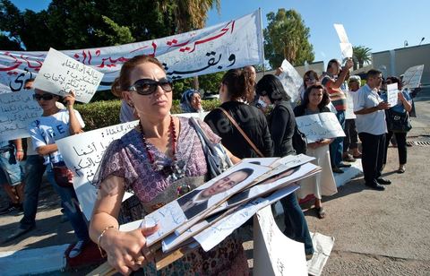 22 septembre : la famille de Samir, sa femme Leila et sa mère Rafia devant le Tribunal Militaire de Tunis, un grand rassemblement de soutien pour Samir Feriani pour son procès en cours. Il est decidé par le tribunal militaire en fin de matinée de la libération provisoire de Samir Feriani malgré les lourdes accusations. Samir Feriani est un policier tunisien, incarcéré depuis fin mai pour avoir affirmé que des "criminels de Ben Ali" oeuvraient toujours au ministère de l'Intérieur. A l'issue de la première audience de son procès pour "atteinte à la sûreté de l'Etat" devant le tribunal militaire de Tunis, Samir Feriani, 44 ans, a été remis en liberté provisoire et le procès ajourné au 29 septembre. Cette décision a été saluée par une explosion de joie des dizaines de proches et sympathisants qui s'étaient rassemblés dès le matin devant le tribunal. Ses proches, dont ses trois enfants, étaient en larmes, et sa tante s'est évanouie. "C'est une victoire pour les droits de l'homme, pour la liberté d'expression et pour toute la Tunisie", a déclaré Leila Feriani, l'épouse de l'officier.