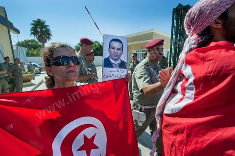 22 septembre : devant le Tribunal Militaire de Tunis, un grand rassemblement de soutien pour Samir Feriani pour son procès en cours. Il est decidé par le tribunal militaire en fin de matinée de la libération provisoire de Samir Feriani malgré les lourdes accusations. Samir Feriani est un policier tunisien, incarcéré depuis fin mai pour avoir affirmé que des "criminels de Ben Ali" oeuvraient toujours au ministère de l'Intérieur. A l'issue de la première audience de son procès pour "atteinte à la sûreté de l'Etat" devant le tribunal militaire de Tunis, Samir Feriani, 44 ans, a été remis en liberté provisoire et le procès ajourné au 29 septembre. Cette décision a été saluée par une explosion de joie des dizaines de proches et sympathisants qui s'étaient rassemblés dès le matin devant le tribunal. Ses proches, dont ses trois enfants, étaient en larmes, et sa tante s'est évanouie. "C'est une victoire pour les droits de l'homme, pour la liberté d'expression et pour toute la Tunisie", a déclaré Leila Feriani, l'épouse de l'officier.
