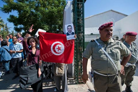 22 septembre : devant le Tribunal Militaire de Tunis, un grand rassemblement de soutien pour Samir Feriani pour son procès en cours. Il est decidé par le tribunal militaire en fin de matinée de la libération provisoire de Samir Feriani malgré les lourdes accusations. Samir Feriani est un policier tunisien, incarcéré depuis fin mai pour avoir affirmé que des "criminels de Ben Ali" oeuvraient toujours au ministère de l'Intérieur. A l'issue de la première audience de son procès pour "atteinte à la sûreté de l'Etat" devant le tribunal militaire de Tunis, Samir Feriani, 44 ans, a été remis en liberté provisoire et le procès ajourné au 29 septembre. Cette décision a été saluée par une explosion de joie des dizaines de proches et sympathisants qui s'étaient rassemblés dès le matin devant le tribunal. Ses proches, dont ses trois enfants, étaient en larmes, et sa tante s'est évanouie. "C'est une victoire pour les droits de l'homme, pour la liberté d'expression et pour toute la Tunisie", a déclaré Leila Feriani, l'épouse de l'officier.