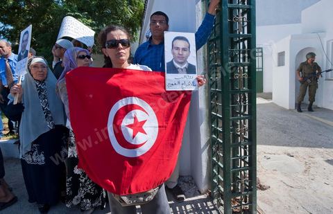 22 septembre : devant le Tribunal Militaire de Tunis, un grand rassemblement de soutien pour Samir Feriani pour son procès en cours. Il est decidé par le tribunal militaire en fin de matinée de la libération provisoire de Samir Feriani malgré les lourdes accusations. Samir Feriani est un policier tunisien, incarcéré depuis fin mai pour avoir affirmé que des "criminels de Ben Ali" oeuvraient toujours au ministère de l'Intérieur. A l'issue de la première audience de son procès pour "atteinte à la sûreté de l'Etat" devant le tribunal militaire de Tunis, Samir Feriani, 44 ans, a été remis en liberté provisoire et le procès ajourné au 29 septembre. Cette décision a été saluée par une explosion de joie des dizaines de proches et sympathisants qui s'étaient rassemblés dès le matin devant le tribunal. Ses proches, dont ses trois enfants, étaient en larmes, et sa tante s'est évanouie. "C'est une victoire pour les droits de l'homme, pour la liberté d'expression et pour toute la Tunisie", a déclaré Leila Feriani, l'épouse de l'officier.