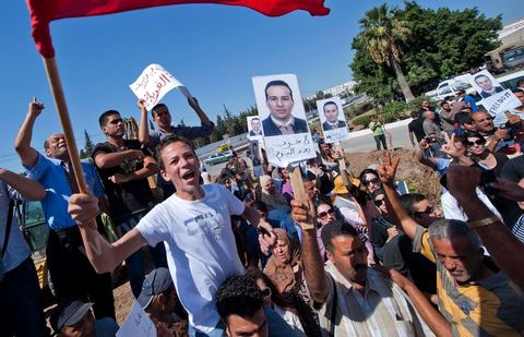 22 septembre : le fils de Samir fête l'annonce de la libération provisioire de son père  devant le Tribunal Militaire de Tunis, un grand rassemblement de soutien pour Samir Feriani pour son procès en cours. Il est decidé par le tribunal militaire en fin de matinée de la libération provisoire de Samir Feriani malgré les lourdes accusations. Samir Feriani est un policier tunisien, incarcéré depuis fin mai pour avoir affirmé que des "criminels de Ben Ali" oeuvraient toujours au ministère de l'Intérieur. A l'issue de la première audience de son procès pour "atteinte à la sûreté de l'Etat" devant le tribunal militaire de Tunis, Samir Feriani, 44 ans, a été remis en liberté provisoire et le procès ajourné au 29 septembre. Cette décision a été saluée par une explosion de joie des dizaines de proches et sympathisants qui s'étaient rassemblés dès le matin devant le tribunal. Ses proches, dont ses trois enfants, étaient en larmes, et sa tante s'est évanouie. "C'est une victoire pour les droits de l'homme, pour la liberté d'expression et pour toute la Tunisie", a déclaré Leila Feriani, l'épouse de l'officier.