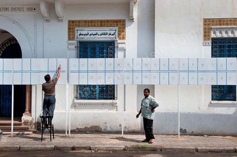 Au centre ville de Houmt Souk à Djerba à la veille de l'ouverture de la campagne electorale le 1 octobre, les derniers péparatifs pour les panneaux electoraux, ici 43 listes.