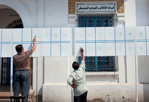 Au centre ville de Houmt Souk à Djerba à la veille de l'ouverture de la campagne electorale le 1 octobre, les derniers péparatifs pour les panneaux electoraux, ici 43 listes.