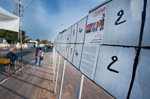 A Midoun sur l'île de Djerba, au matin du 1er jour de la campagne electorale, le 1er octobre, les premières affiches officielles des candidats aux elections de la constituante attirent les futurs electeurs pour ces premières élections libres en Tunisie.