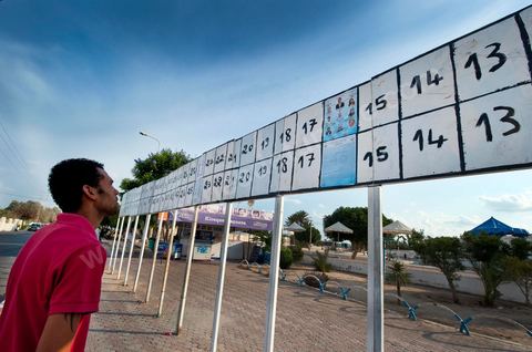 A Midoun sur l'île de Djerba, au matin du 1er jour de la campagne electorale, le 1er octobre, les premières affiches officielles des candidats aux elections de la constituante attirent les futurs electeurs pour ces premières élections libres en Tunisie.