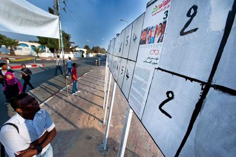 A Midoun sur l'île de Djerba, au matin du 1er jour de la campagne electorale, le 1er octobre, les premières affiches officielles des candidats aux elections de la constituante attirent les futurs electeurs pour ces premières élections libres en Tunisie.