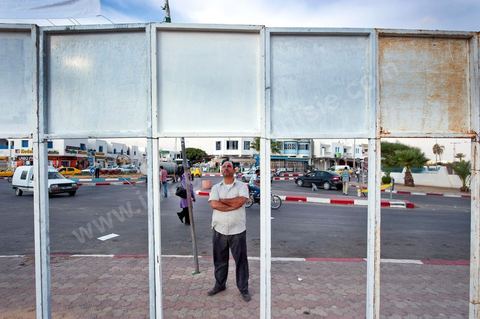 A Midoun sur l'île de Djerba, au matin du 1er jour de la campagne electorale, le 1er octobre, les premières affiches officielles des candidats aux elections de la constituante attirent les futurs electeurs pour ces premières élections libres en Tunisie.
