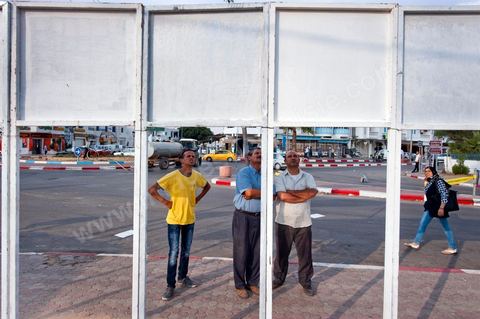 A Midoun sur l'île de Djerba, au matin du 1er jour de la campagne electorale, le 1er octobre, les premières affiches officielles des candidats aux elections de la constituante attirent les futurs electeurs pour ces premières élections libres en Tunisie.