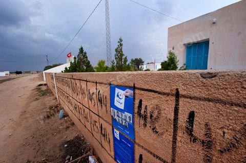 Affichage electoral le premier jour devant une école d'un village près de Regueb.