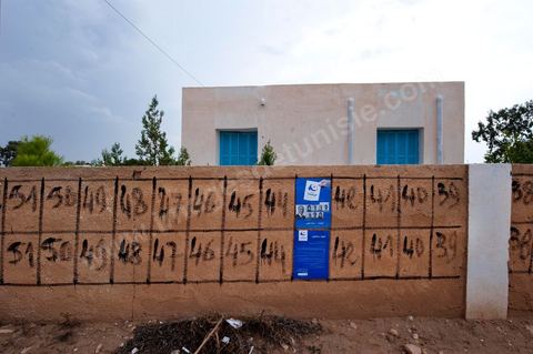Affichage electoral le premier jour devant une école d'un village près de Regueb.
