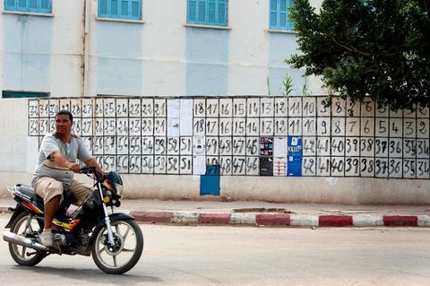 Affichage electoral le premier jour de la camapgne dans la rue principale de Regueb à quelques kilomètres de Sidi Bouzid. dans cette circonscription, historique de la révolution tunisienne, 63 listes de partis et d'indépendants se confrontent.