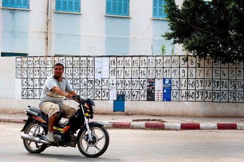 Affichage electoral le premier jour de la camapgne dans la rue principale de Regueb à quelques kilomètres de Sidi Bouzid. dans cette circonscription, historique de la révolution tunisienne, 63 listes de partis et d'indépendants se confrontent.