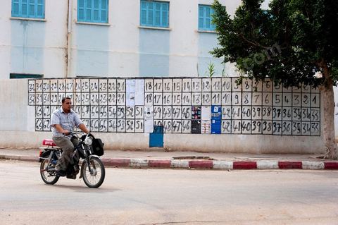 Affichage electoral le premier jour de la camapgne dans la rue principale de Regueb à quelques kilomètres de Sidi Bouzid. dans cette circonscription, historique de la révolution tunisienne, 63 listes de partis et d'indépendants se confrontent.