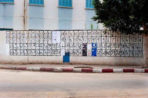 Affichage electoral le premier jour de la camapgne dans la rue principale de Regueb à quelques kilomètres de Sidi Bouzid. dans cette circonscription, historique de la révolution tunisienne, 63 listes de partis et d'indépendants se confrontent.