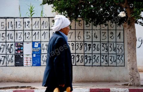 Affichage électoral le premier jour de la camapgne dans la rue principale de Regueb à quelques kilomètres de Sidi Bouzid. dans cette circonscription, historique de la révolution tunisienne, 63 listes de partis et d'indépendants se confrontent.