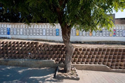 Affichage électoral durant la campagne pour l'élection de l'assemblée constituante du 1er au 23 octobre. ici à Radès banlieue sud de Tunis.