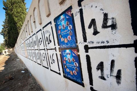 Affichage électoral durant la campagne pour l'élection de l'assemblée constituante du 1er au 23 octobre. ici à Radès banlieue sud de Tunis.
