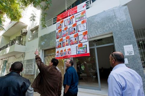 Sur la façade du siège de l'ISIE, Instance supérieur pour l'instauration des élections, affichage du mode d'emploi pour le citoyen dans le sbureaux de vote pour l'élection des memebres de l'assemblée constituante le 23 octobre.