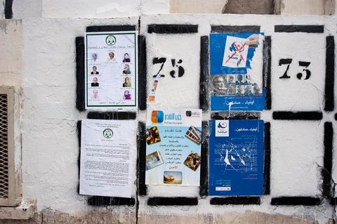 Affichage électoral durant la campagne pour l'élection de l'assemblée constituante du 1er au 23 octobre. ici à Radès banlieue sud de Tunis.