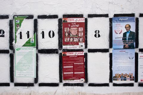 Affichage électoral durant la campagne pour l'élection de l'assemblée constituante du 1er au 23 octobre. ici à Radès banlieue sud de Tunis.