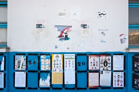 Affichage électoral durant la campagne pour l'élection de l'assemblée constituante du 1er au 23 octobre. ici à Radès banlieue sud de Tunis.