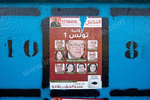 Affichage électoral durant la campagne pour l'élection de l'assemblée constituante du 1er au 23 octobre. ici à Radès banlieue sud de Tunis.