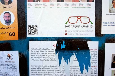 Affichage électoral durant la campagne pour l'élection de l'assemblée constituante du 1er au 23 octobre. ici à Radès banlieue sud de Tunis.