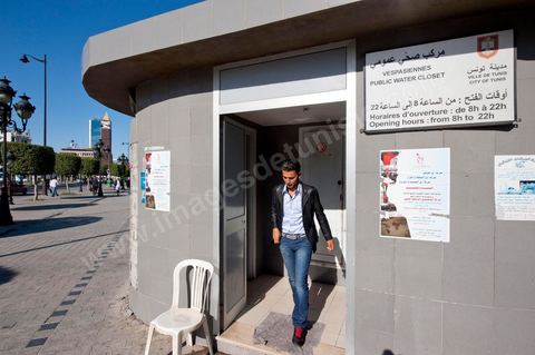 Affichage électoral durant la campagne pour l'élection de l'assemblée constituante du 1er au 23 octobre. ici à Radès banlieue sud de Tunis.