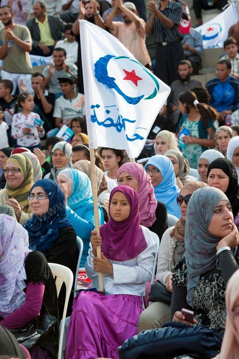 1er octobre 2011 à Sidi Bouzid : Grand meeting du parti Ennahdha pour le premier jour du lancement de la campagne électoralre pour l'élection de l'assemblée constituante le 23 octobre. le parti Ennahdha à tendenace islamique a choisi pour son premier meeting de campagne la ville symbolique de la révolution Sidi Bouzid avec la présence de Rached Ghannouchi Leader du parti, des Membres du Bureau Executif du Parti et de certains candidats des listes des différentes régions du pays.