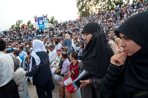 1er octobre 2011 à Sidi Bouzid : Grand meeting du parti Ennahdha pour le premier jour du lancement de la campagne électoralre pour l'élection de l'assemblée constituante le 23 octobre. le parti Ennahdha à tendenace islamique a choisi pour son premier meeting de campagne la ville symbolique de la révolution Sidi Bouzid avec la présence de Rached Ghannouchi Leader du parti, des Membres du Bureau Executif du Parti et de certains candidats des listes des différentes régions du pays.