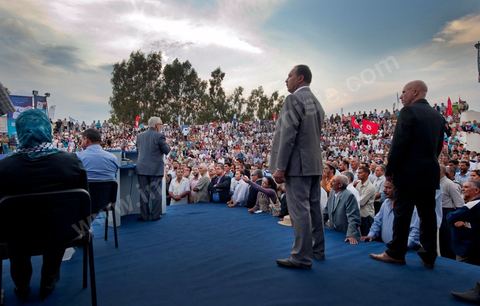 1er octobre 2011 à Sidi Bouzid : Discours de Rached Ghannouchi Président du Parti au Grand meeting du parti Ennahdha pour le premier jour du lancement de la campagne électoralre pour l'élection de l'assemblée constituante le 23 octobre. le parti Ennahdha à tendenace islamique a choisi pour son premier meeting de campagne la ville symbolique de la révolution Sidi Bouzid avec la présence de Rached Ghannouchi Leader du parti, des Membres du Bureau Executif du Parti et de certains candidats des listes des différentes régions du pays.