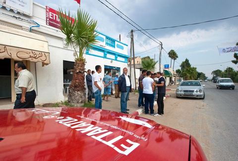 Mustapha Ben Jaafar en visite de travail au local de Ettakatol de Bou Argoub pendant la première semaine de la campagne pour l'assemblée constituante.